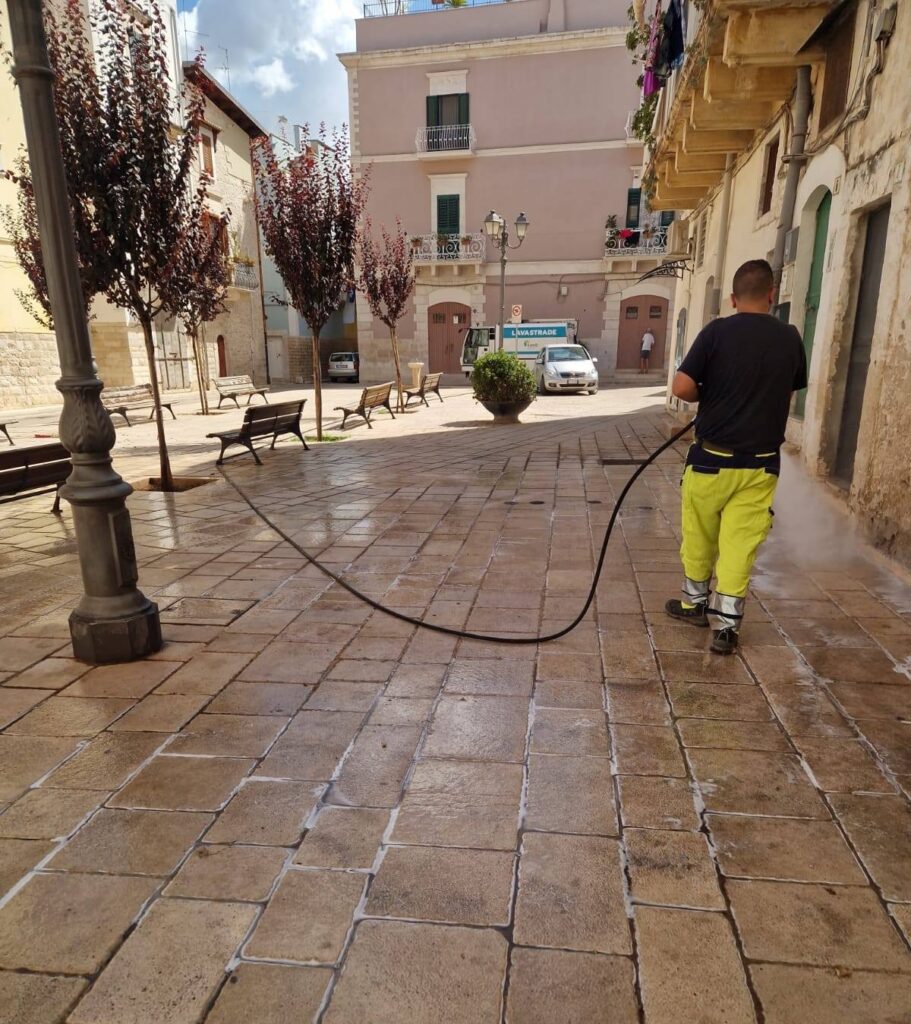 Il Cambiamento Climatico ha effetti anche sul Decoro Urbano. Intensificato il lavaggio di piazze, strade e aree gioco   